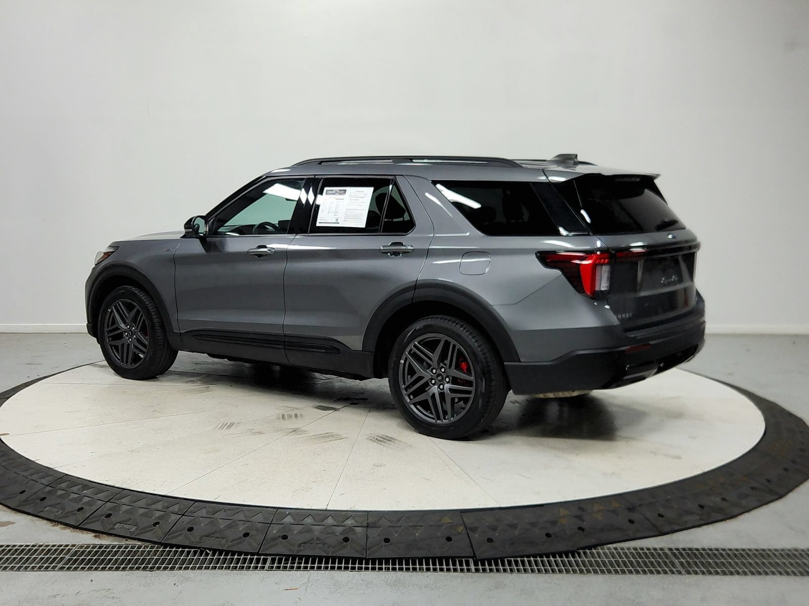 Used 2025 Ford Explorer ST-Line w/ ST-Line Street Pack AWD/4WD image 6