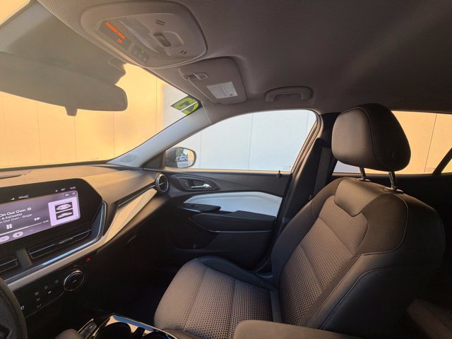 Used 2025 Chevrolet Trax LT FWD image 33