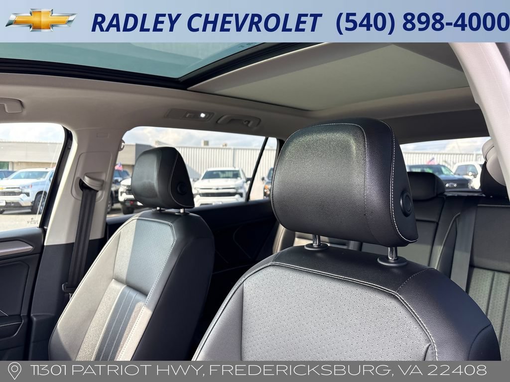 Used 2024 Volkswagen Tiguan SE w/ Panoramic Sunroof Package AWD/4WD image 3