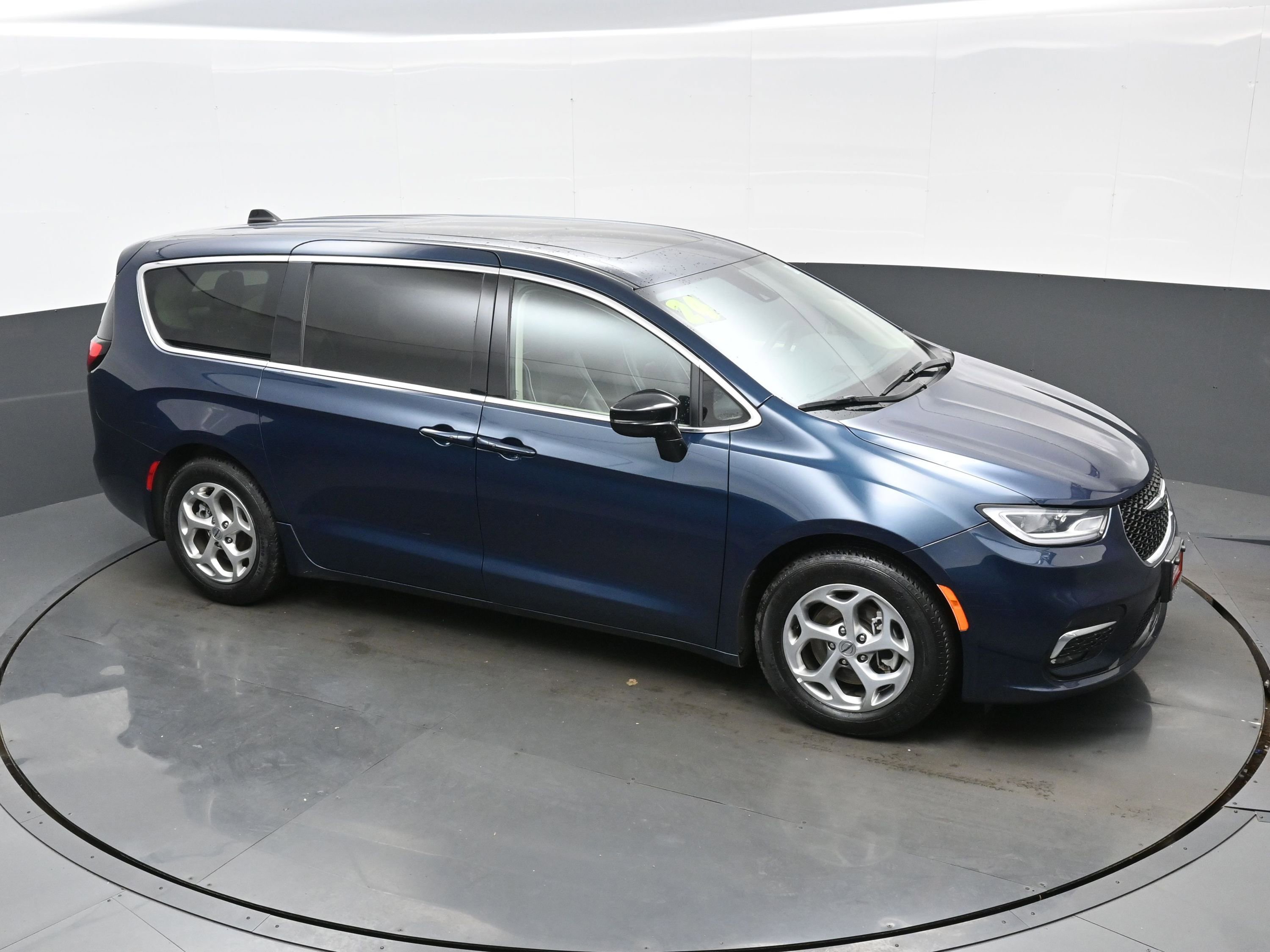 Used 2024 Chrysler Pacifica Limited image 37