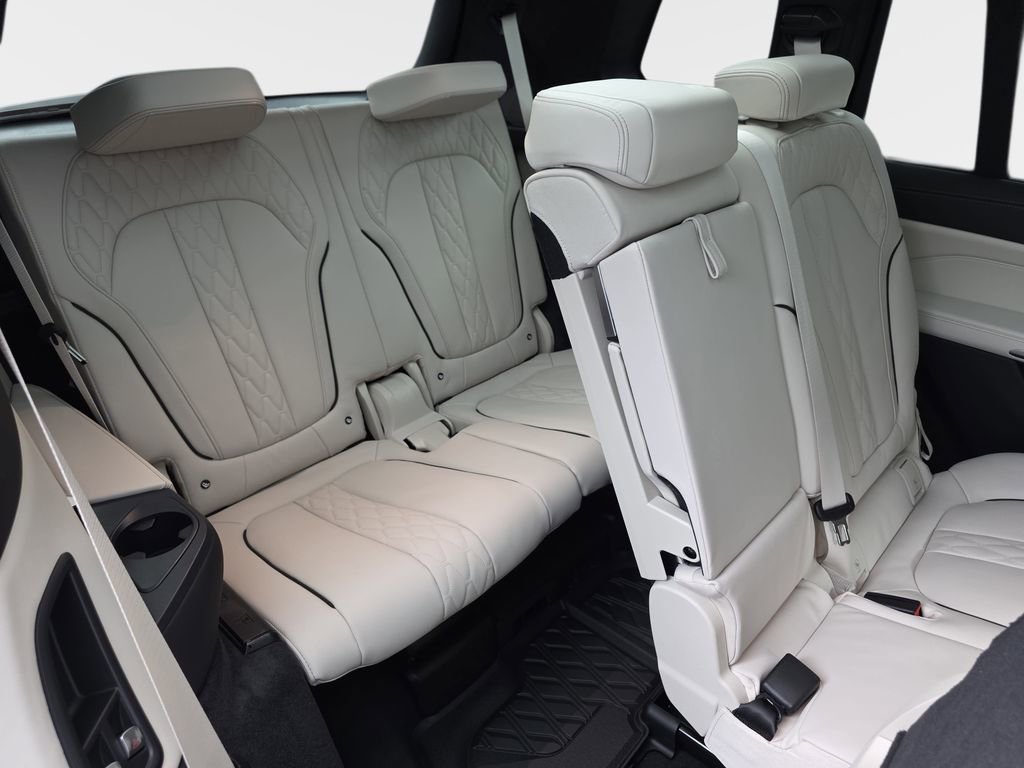 New 2026 BMW X7 M60i image 12