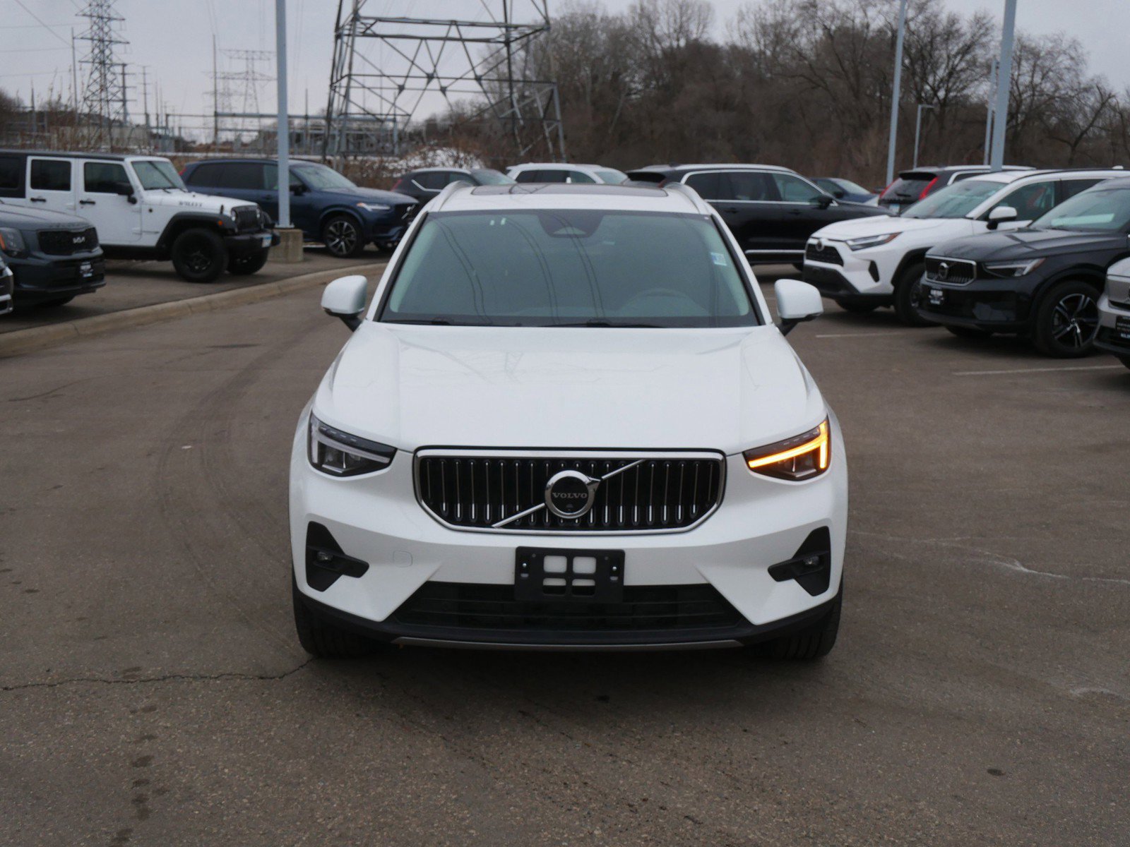 Certified 2025 Volvo XC40 B5 Plus image 2