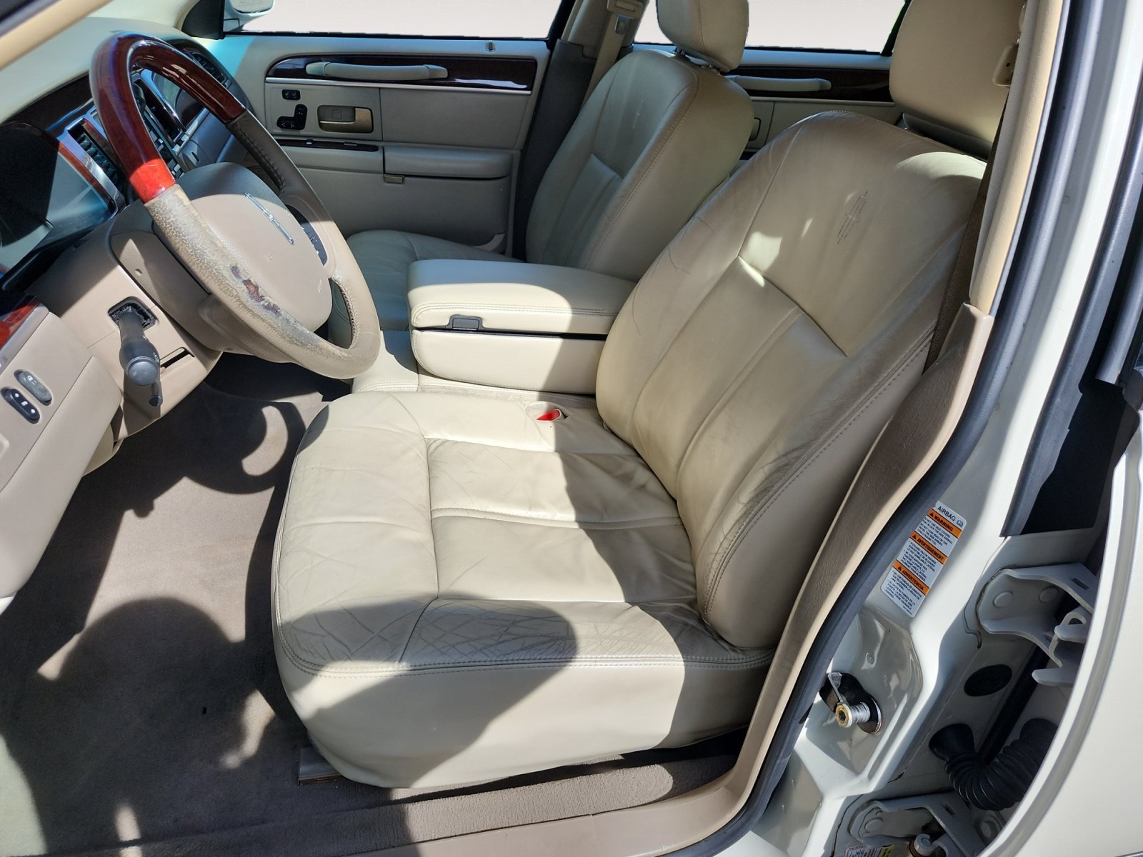 Used 2005 Lincoln Town Car Signature Limited RWD image 9