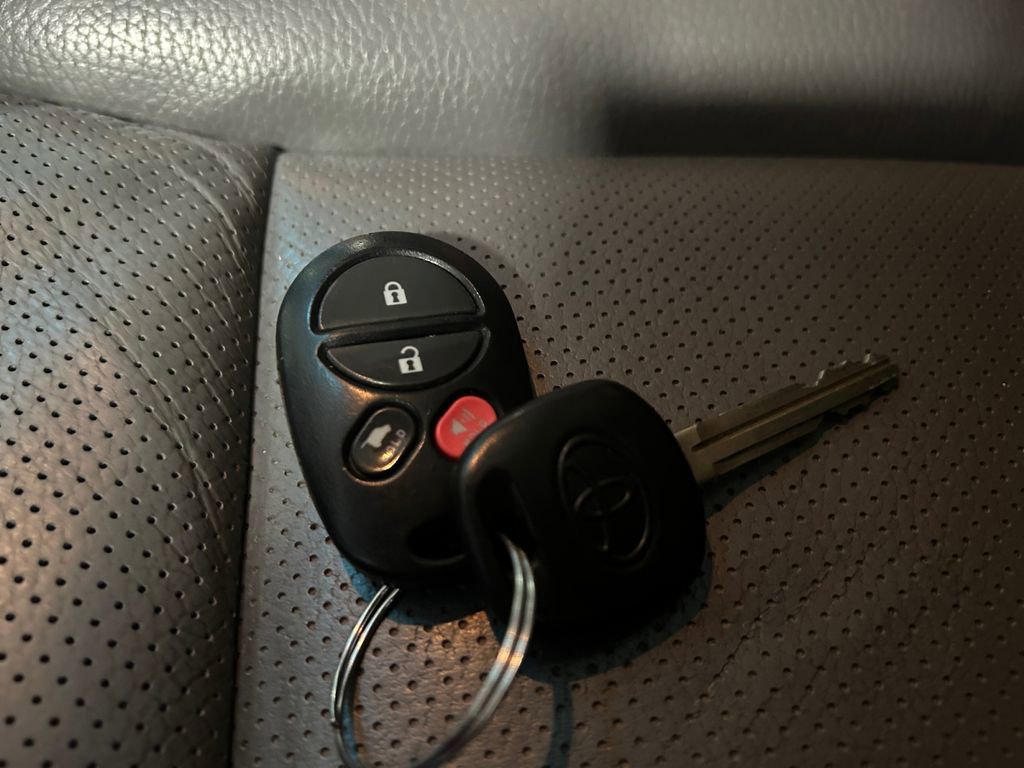 Used 2016 Toyota Sequoia Platinum image 33