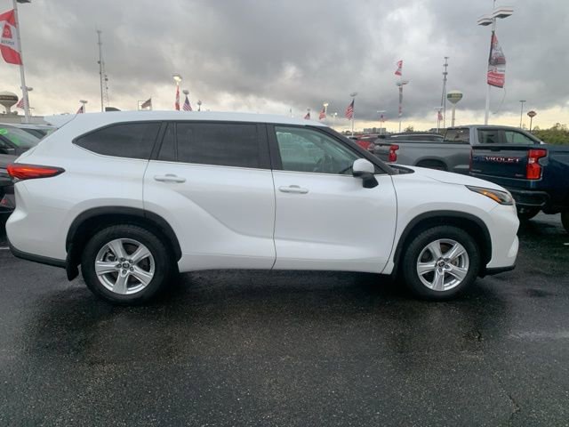 Used 2023 Toyota Highlander LE image 3