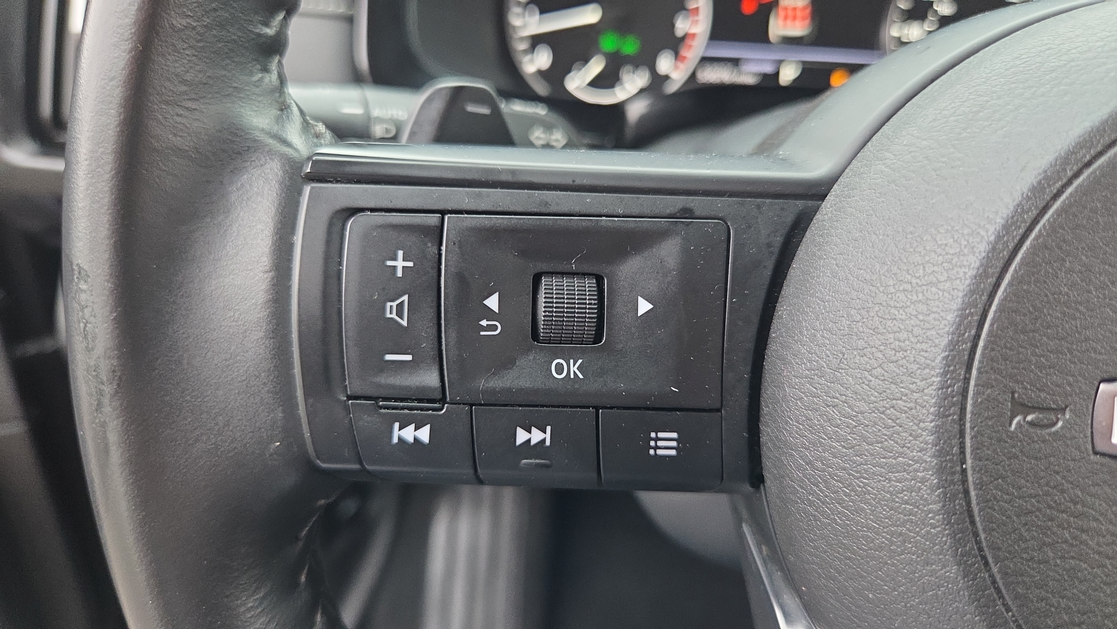 Used 2024 Nissan Pathfinder SV FWD image 27