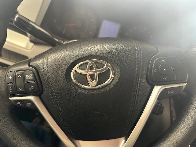Used 2015 Toyota Sienna LE image 18