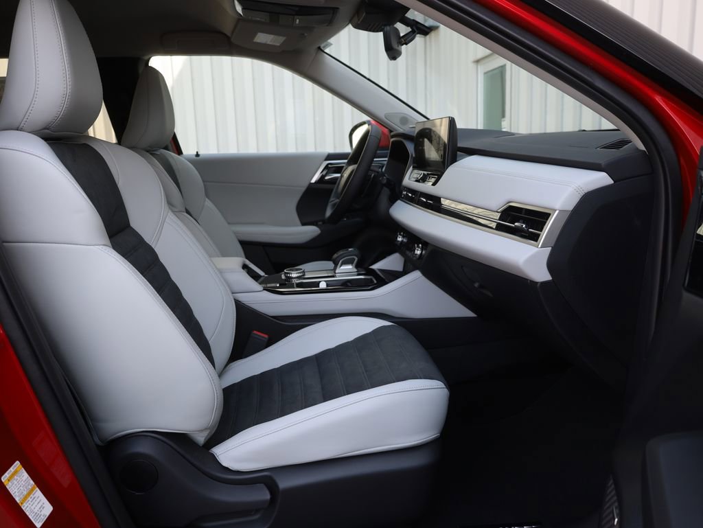 New 2025 Mitsubishi Outlander SE image 12