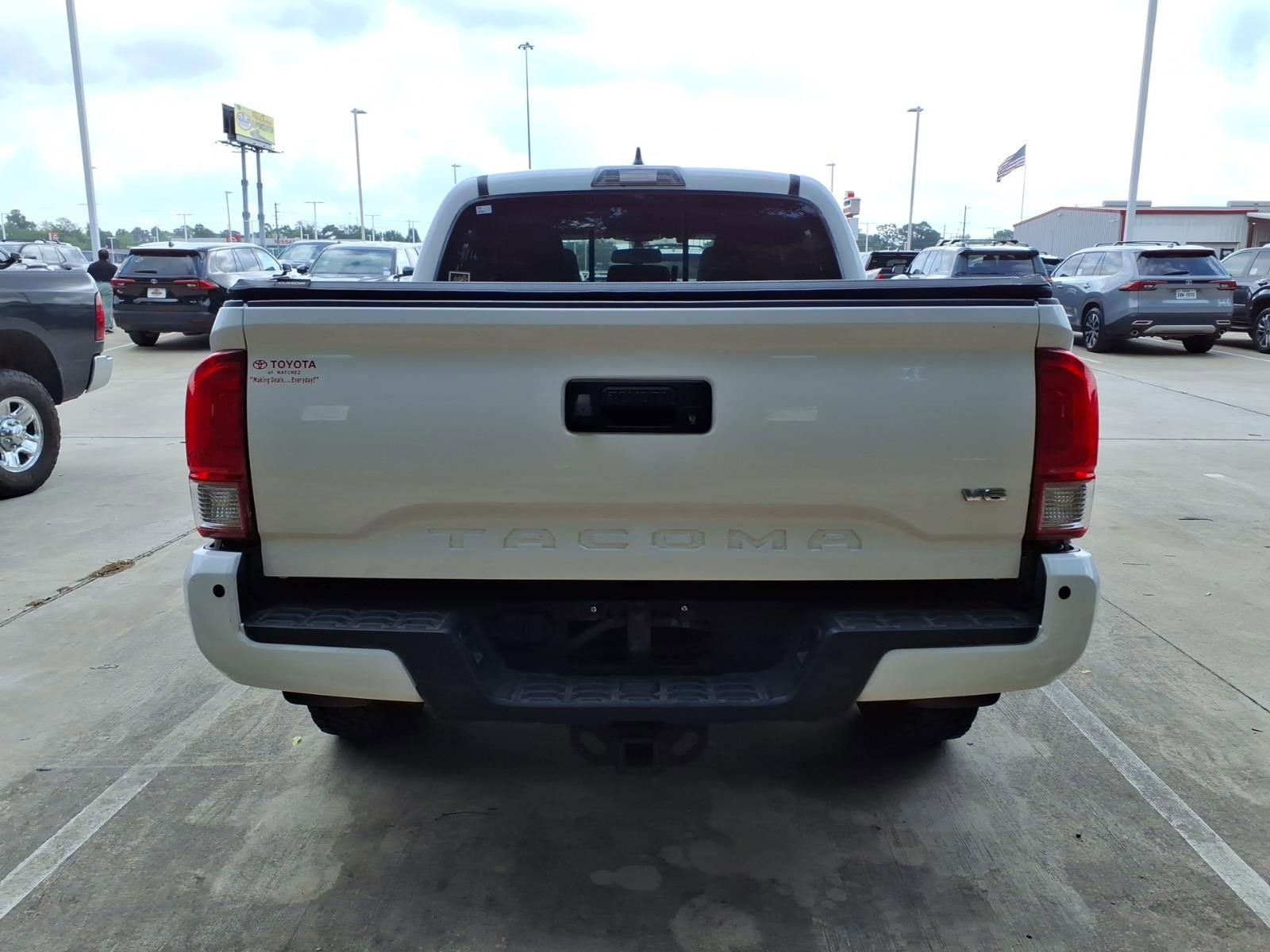 Used 2017 Toyota Tacoma TRD Off-Road w/ Premium & Technology Package image 5