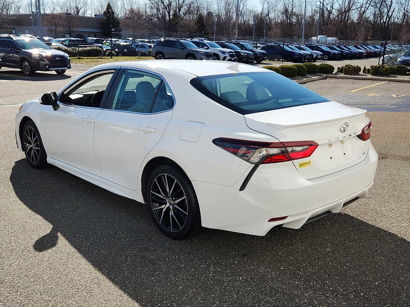Used 2021 Toyota Camry SE image 4