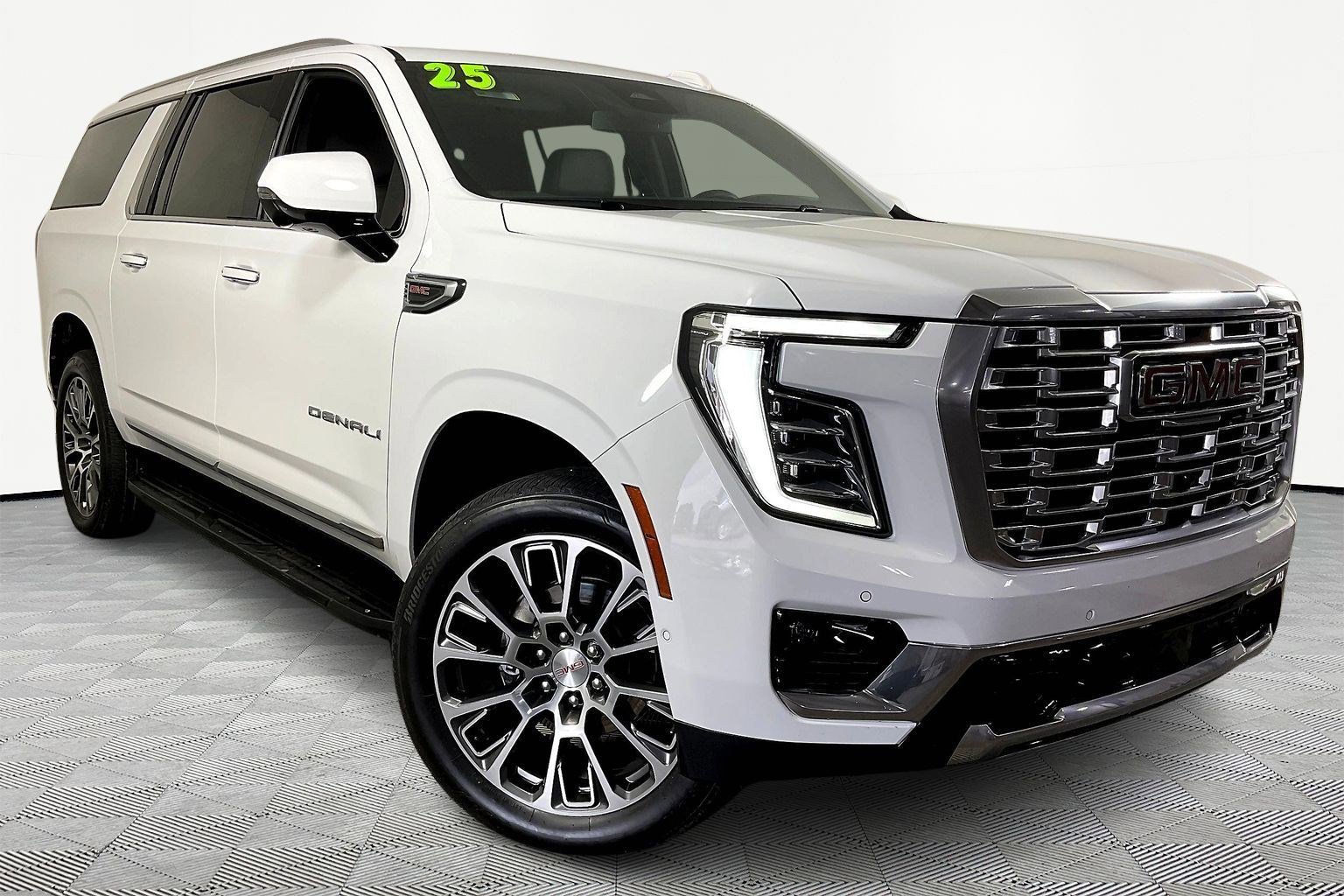 Used 2025 GMC Yukon XL Denali image 3