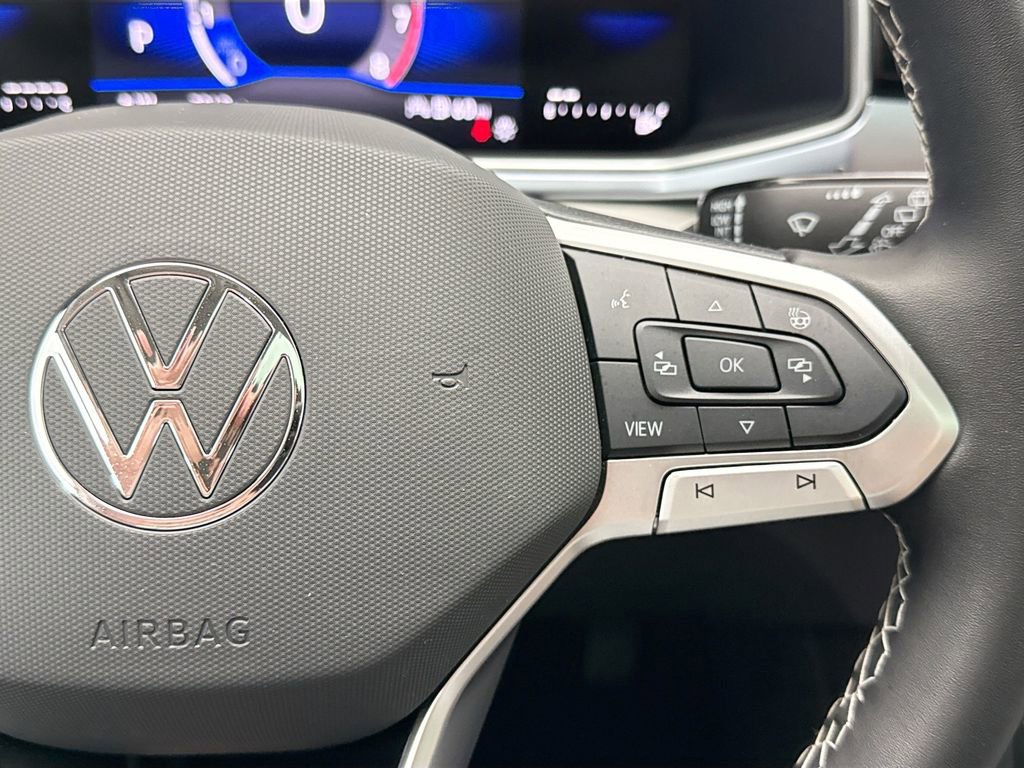 Used 2025 Volkswagen Taos SE w/ Panoramic Sunroof Package image 12