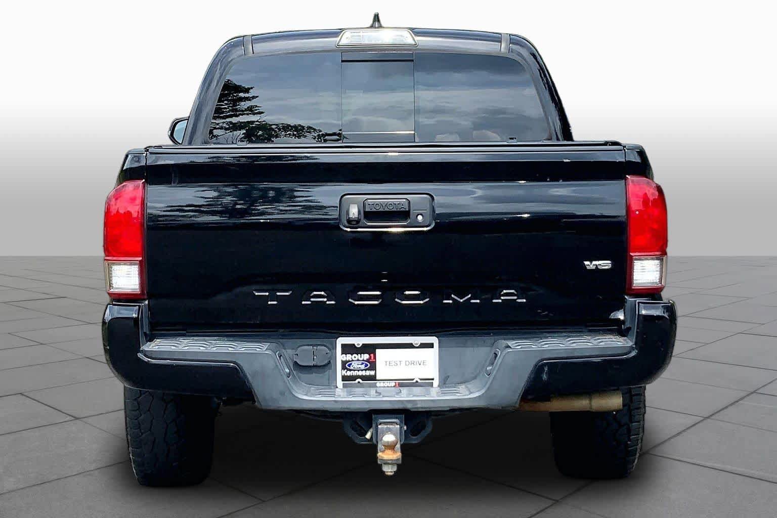 Used 2017 Toyota Tacoma TRD Sport w/ Tow Package RWD image 5
