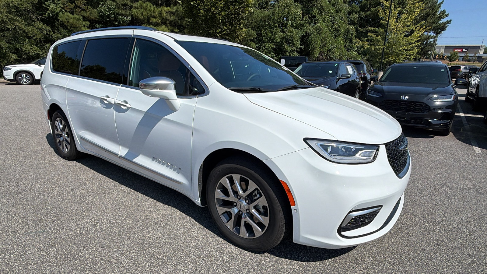 Used 2024 Chrysler Pacifica Pinnacle FWD image 5