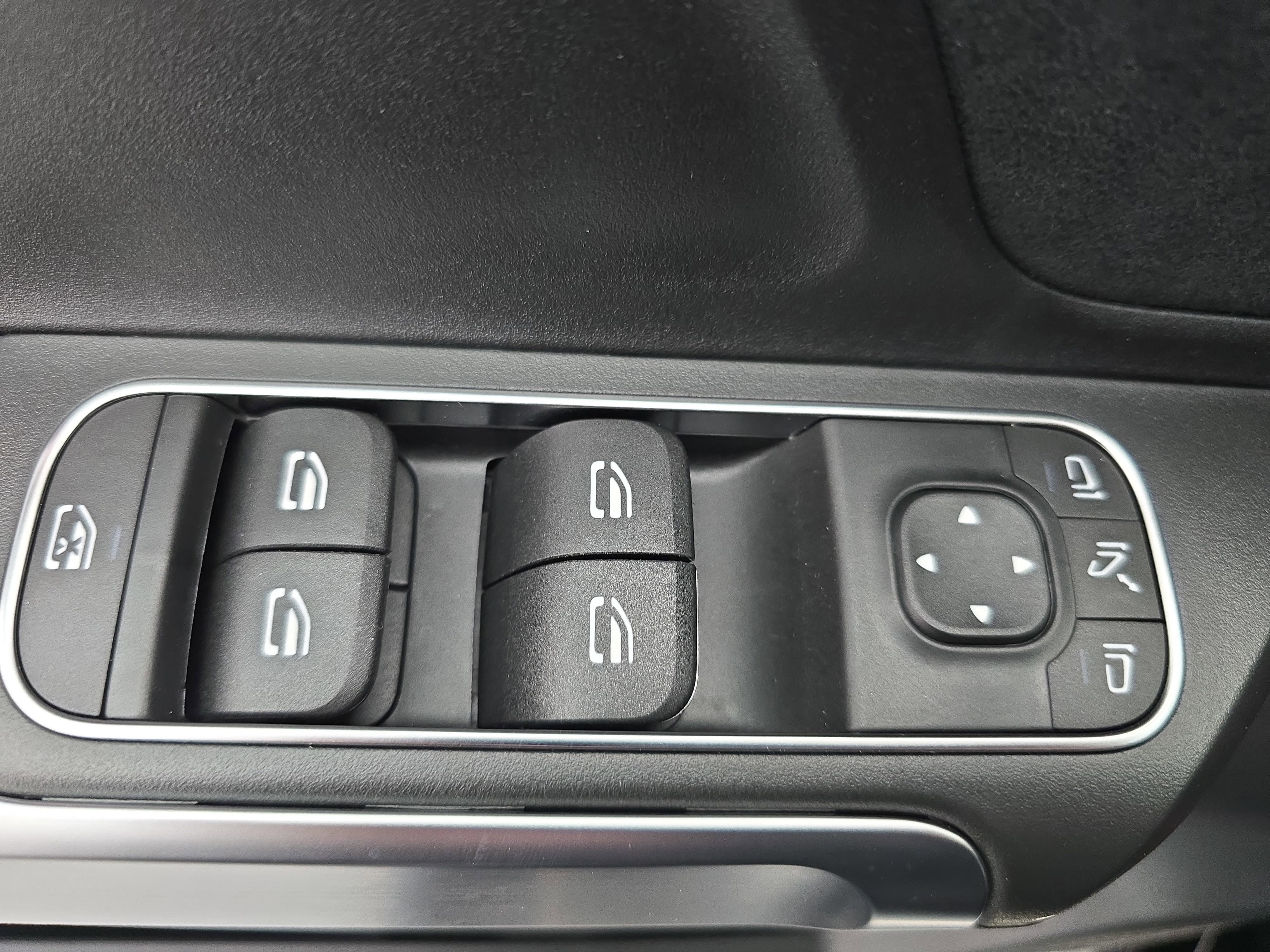 Used 2025 Mercedes-Benz GLB 35 AMG 4MATIC image 27