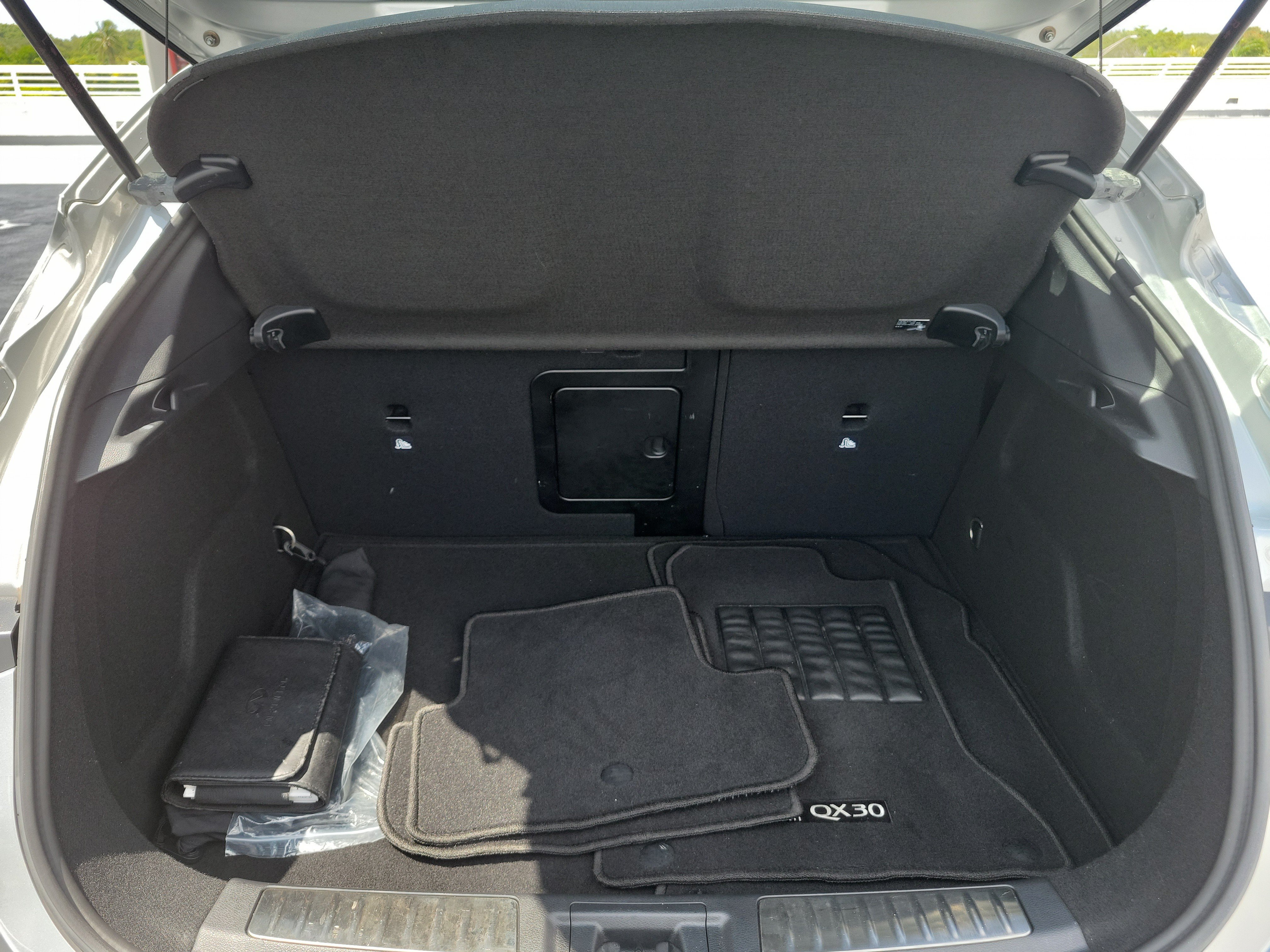 Used 2019 INFINITI QX30 w/ Cargo Package FWD image 9