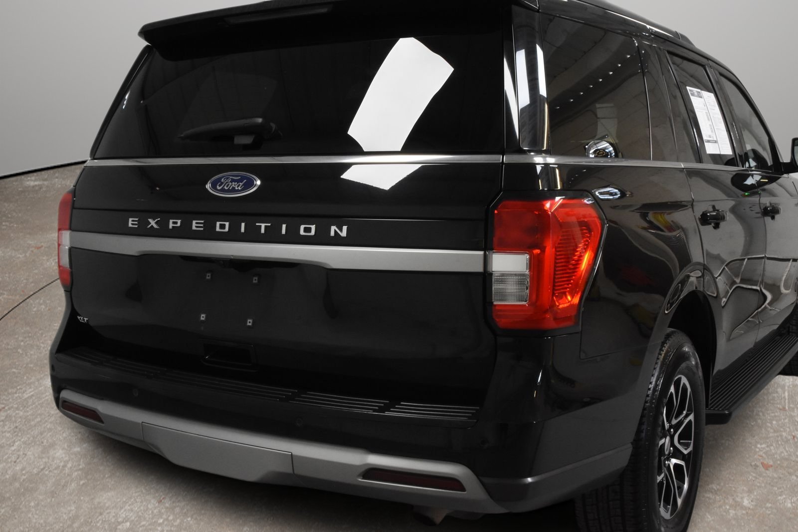 Used 2024 Ford Expedition XLT RWD image 3