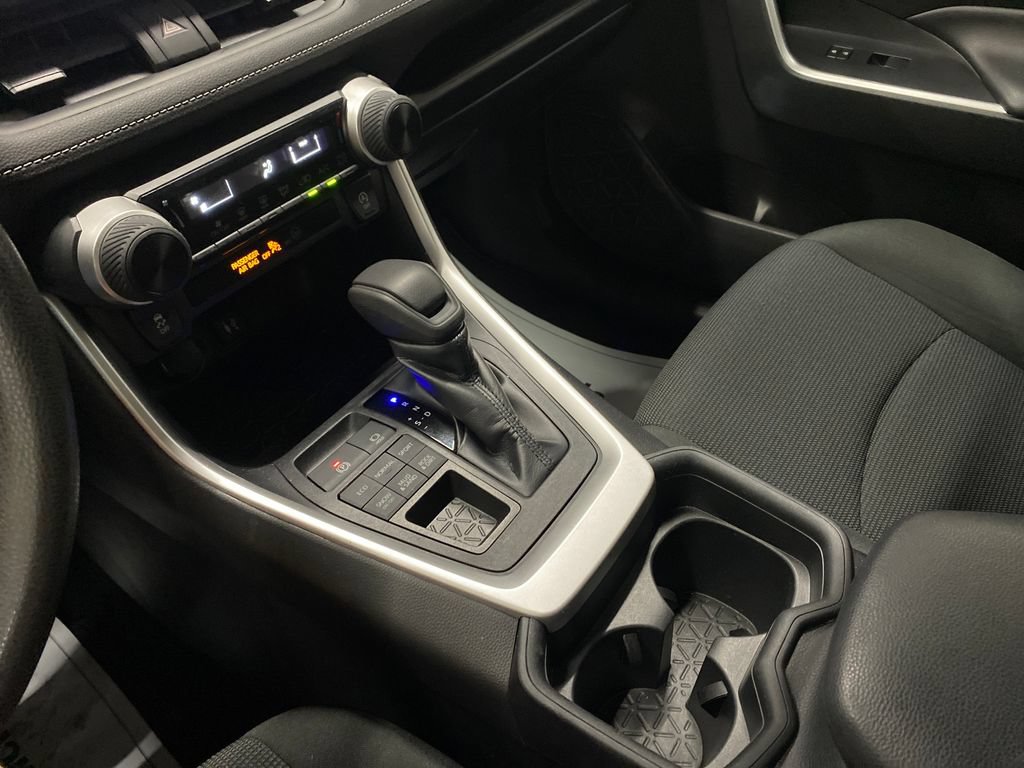 Used 2019 Toyota RAV4 LE AWD/4WD image 18
