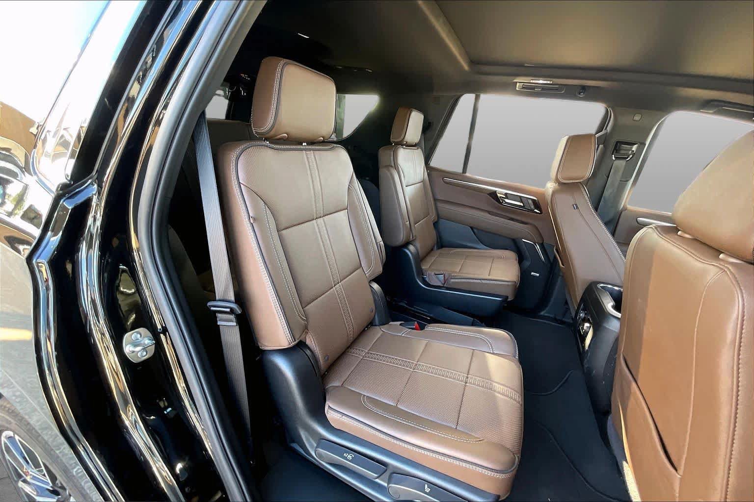 Used 2026 Chevrolet Tahoe High Country w/ LPO, Illumination Package AWD/4WD image 18