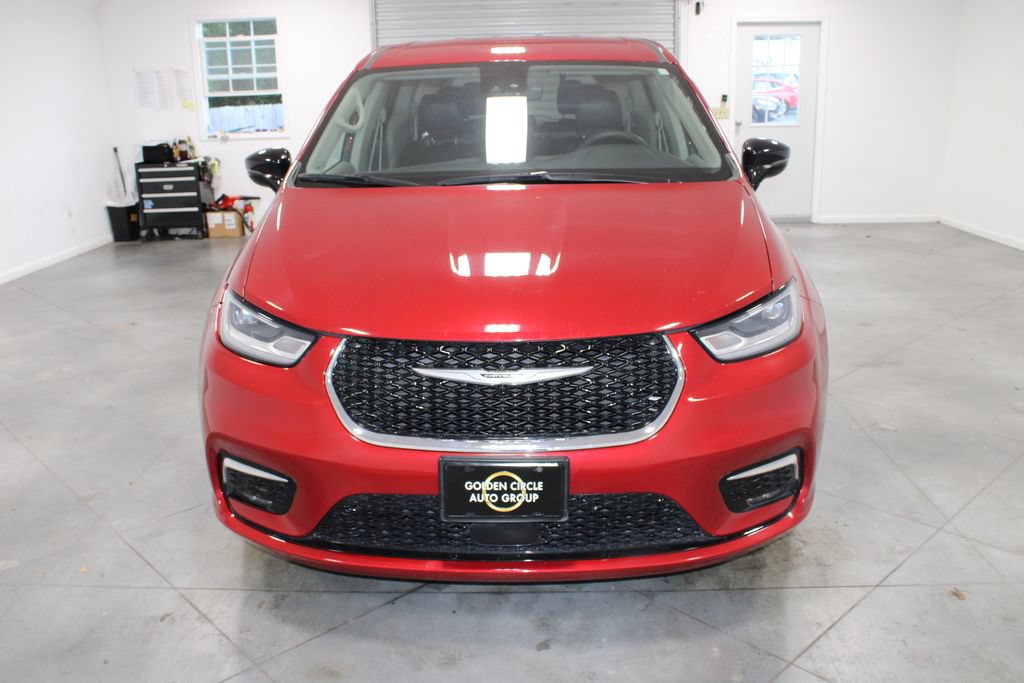 Used 2024 Chrysler Pacifica Touring-L FWD image 3