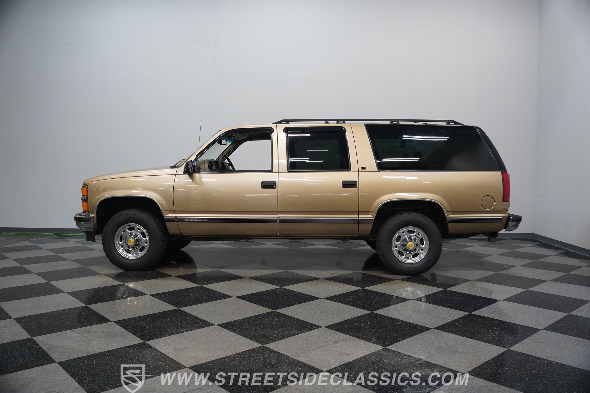 Used 1999 Chevrolet Suburban 2500 w/ Preferred Equipment Group 2 RWD image 2