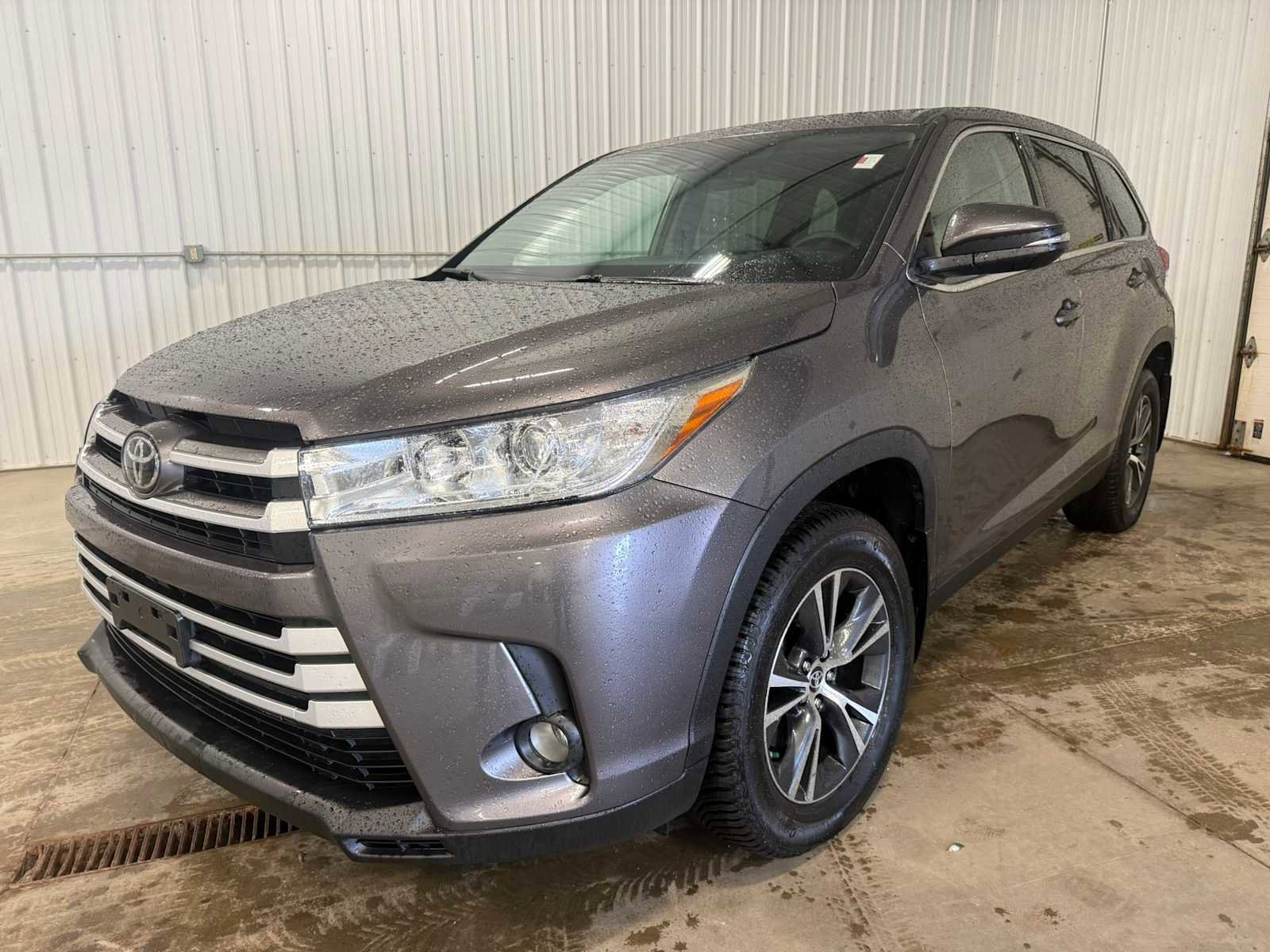 Used 2019 Toyota Highlander LE AWD/4WD image 1