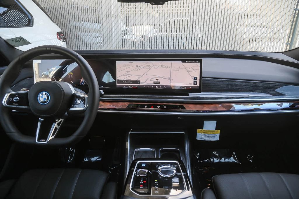 Used 2025 BMW i7 xDrive60 w/ Premium Package image 9