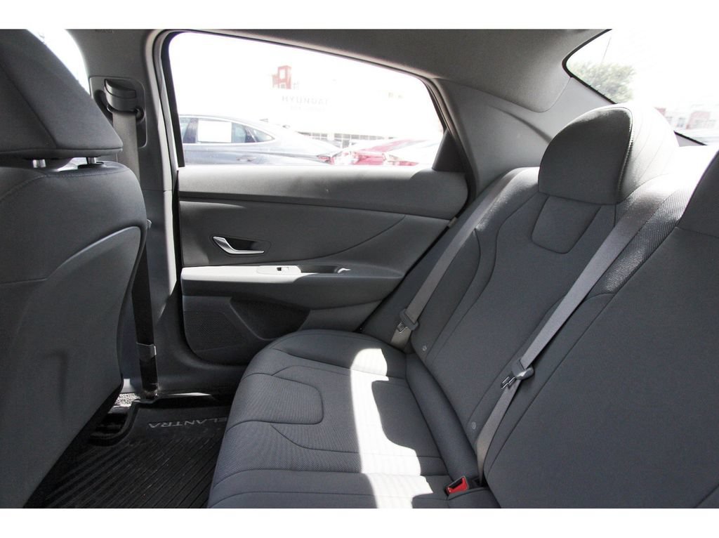 Used 2025 Hyundai Elantra SE FWD image 12