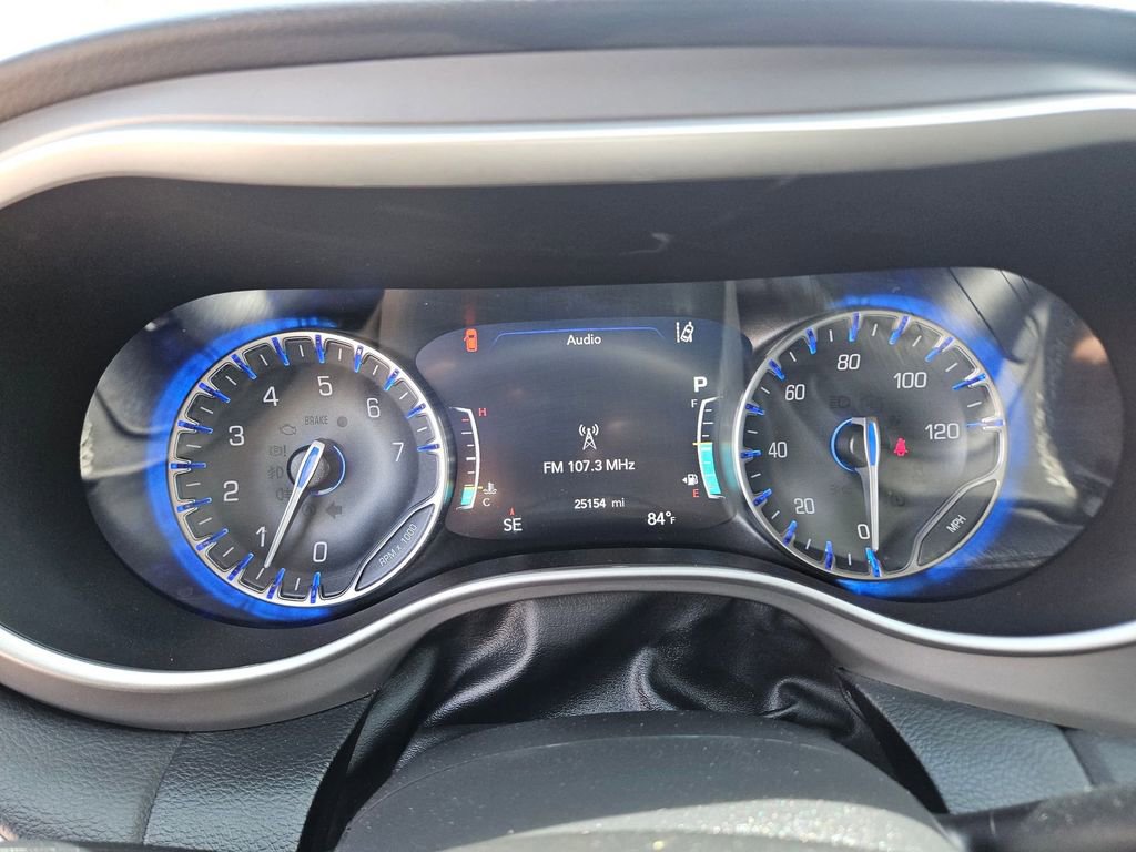 Used 2025 Chrysler Pacifica Select image 19