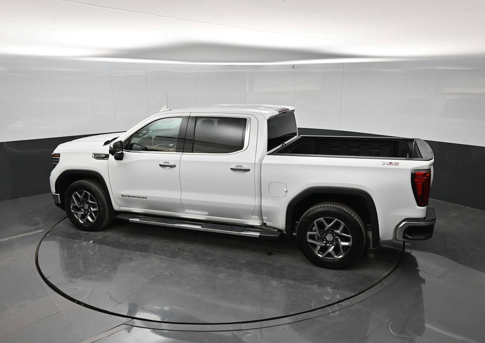 Used 2023 GMC Sierra 1500 SLT w/ SLT Premium Package AWD/4WD image 32