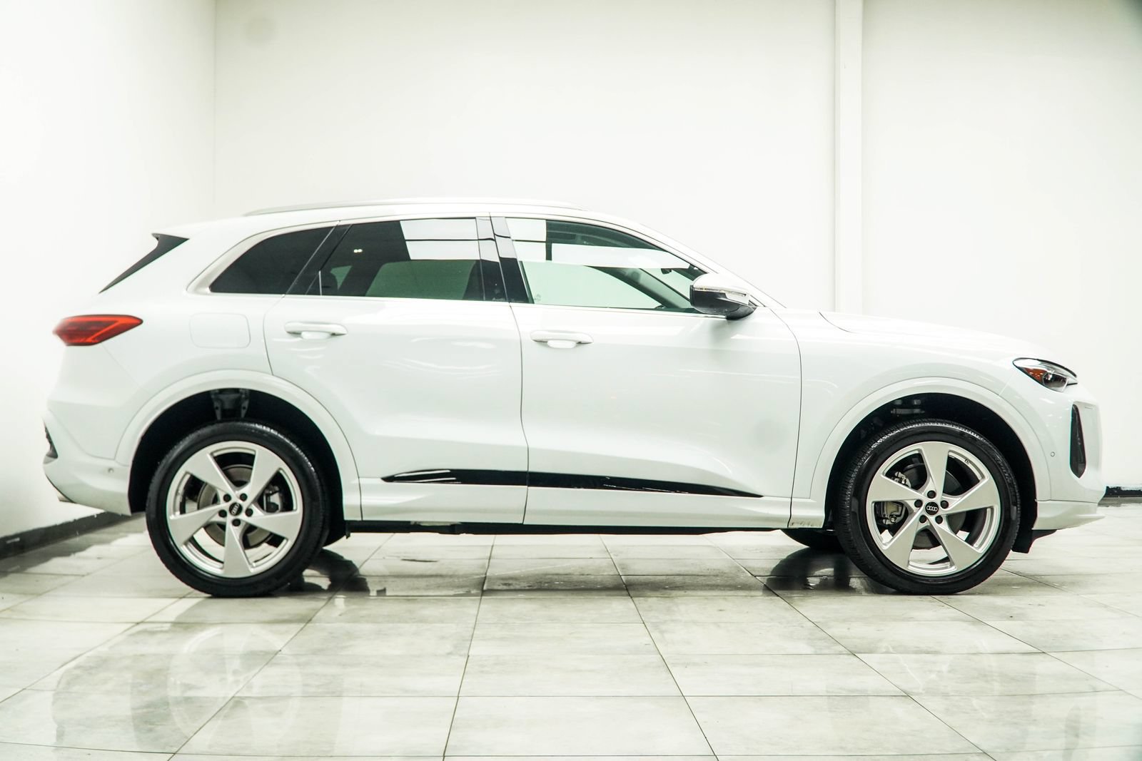 Used 2025 Audi Q5 Premium Plus w/ Premium Plus AWD/4WD image 8