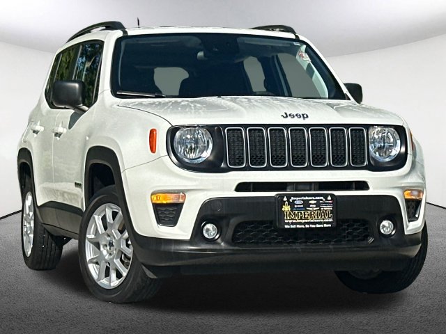 Used 2022 Jeep Renegade Latitude AWD/4WD image 2