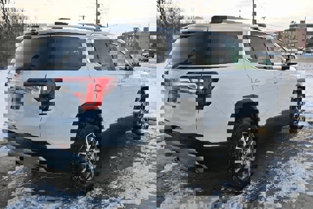 Used 2021 GMC Acadia SLT w/ Technology Package image 4