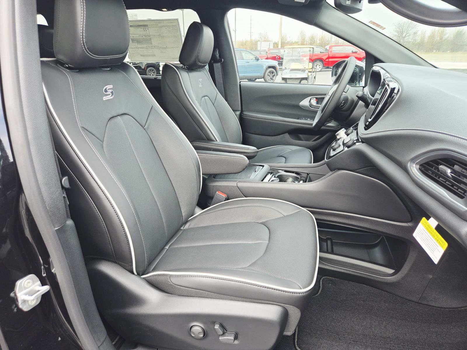 New 2026 Chrysler Pacifica Limited FWD image 18