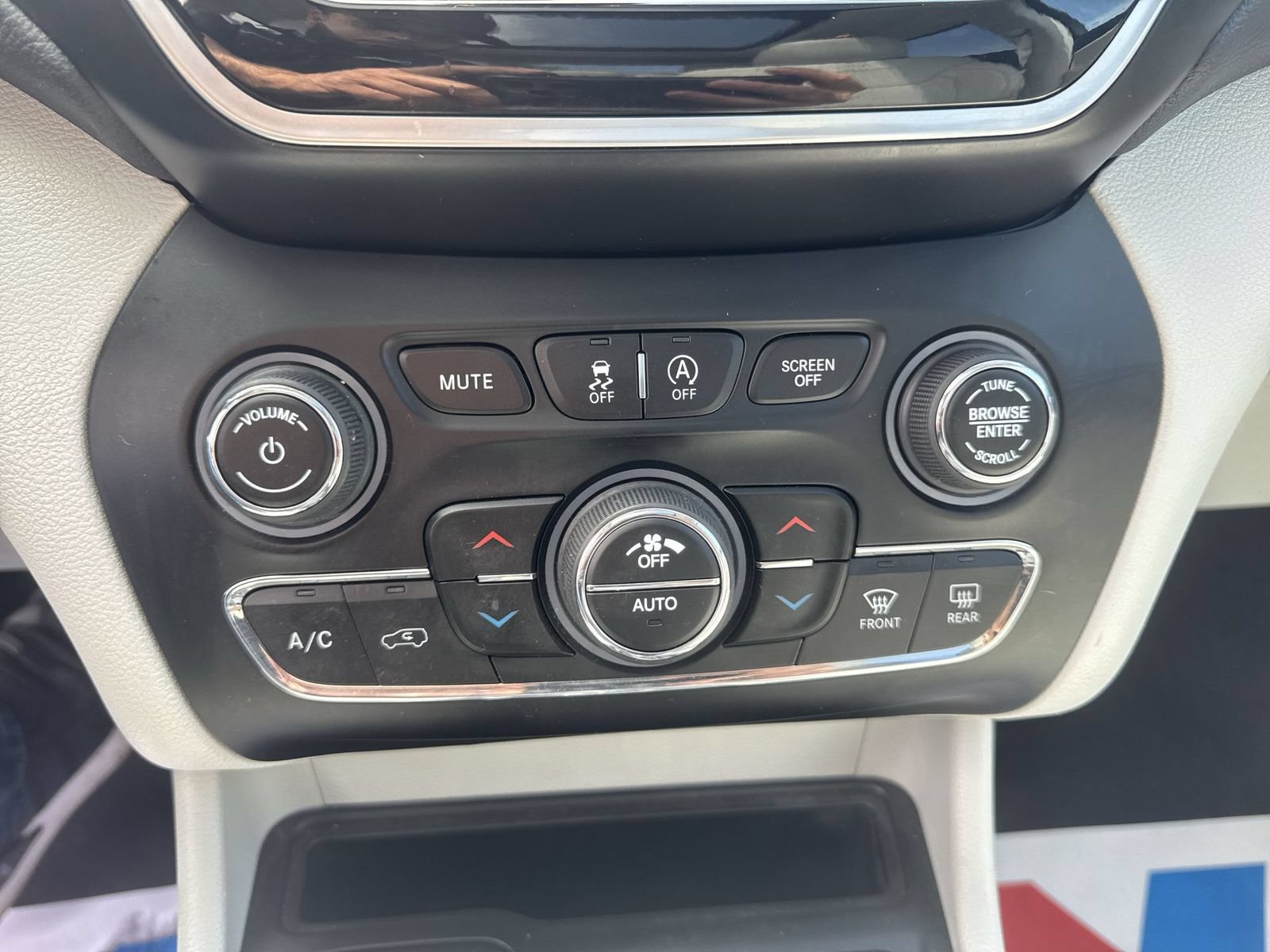 Used 2019 Jeep Cherokee Limited w/ Luxury Group FWD image 15