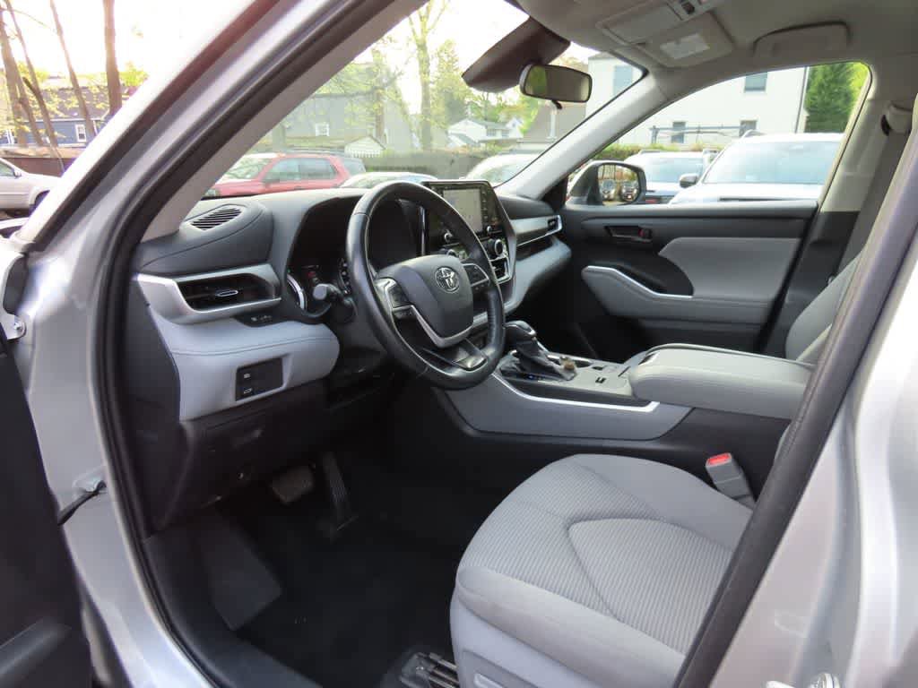 Used 2022 Toyota Highlander LE AWD/4WD image 2