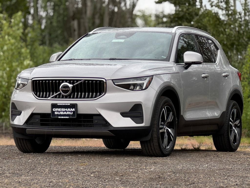 Used 2024 Volvo XC40 B5 Core AWD/4WD image 3