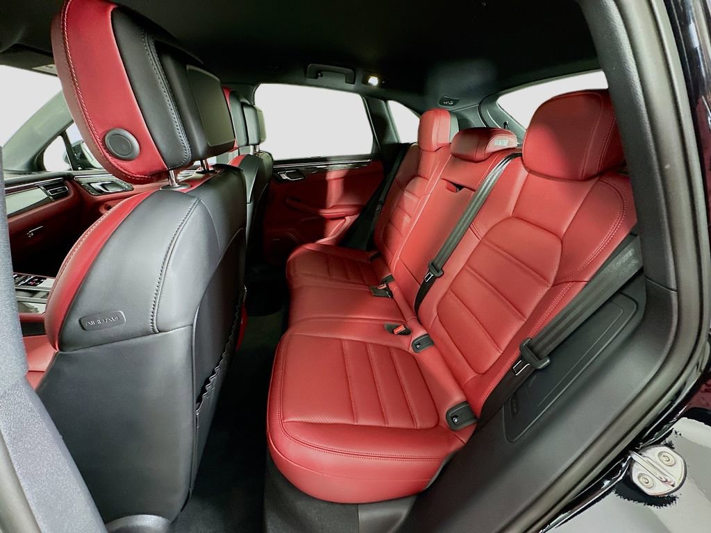 Certified 2025 Porsche Macan AWD/4WD image 23