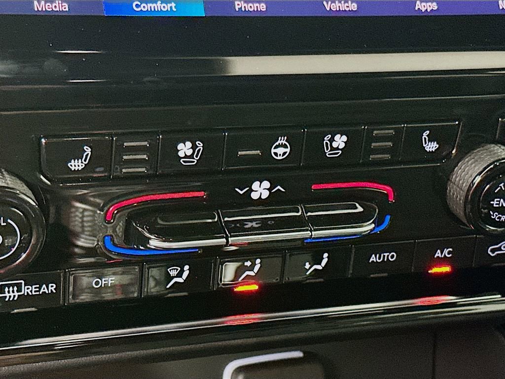 Certified 2025 Jeep Grand Cherokee Overland w/ Luxury Tech Group IV image 32