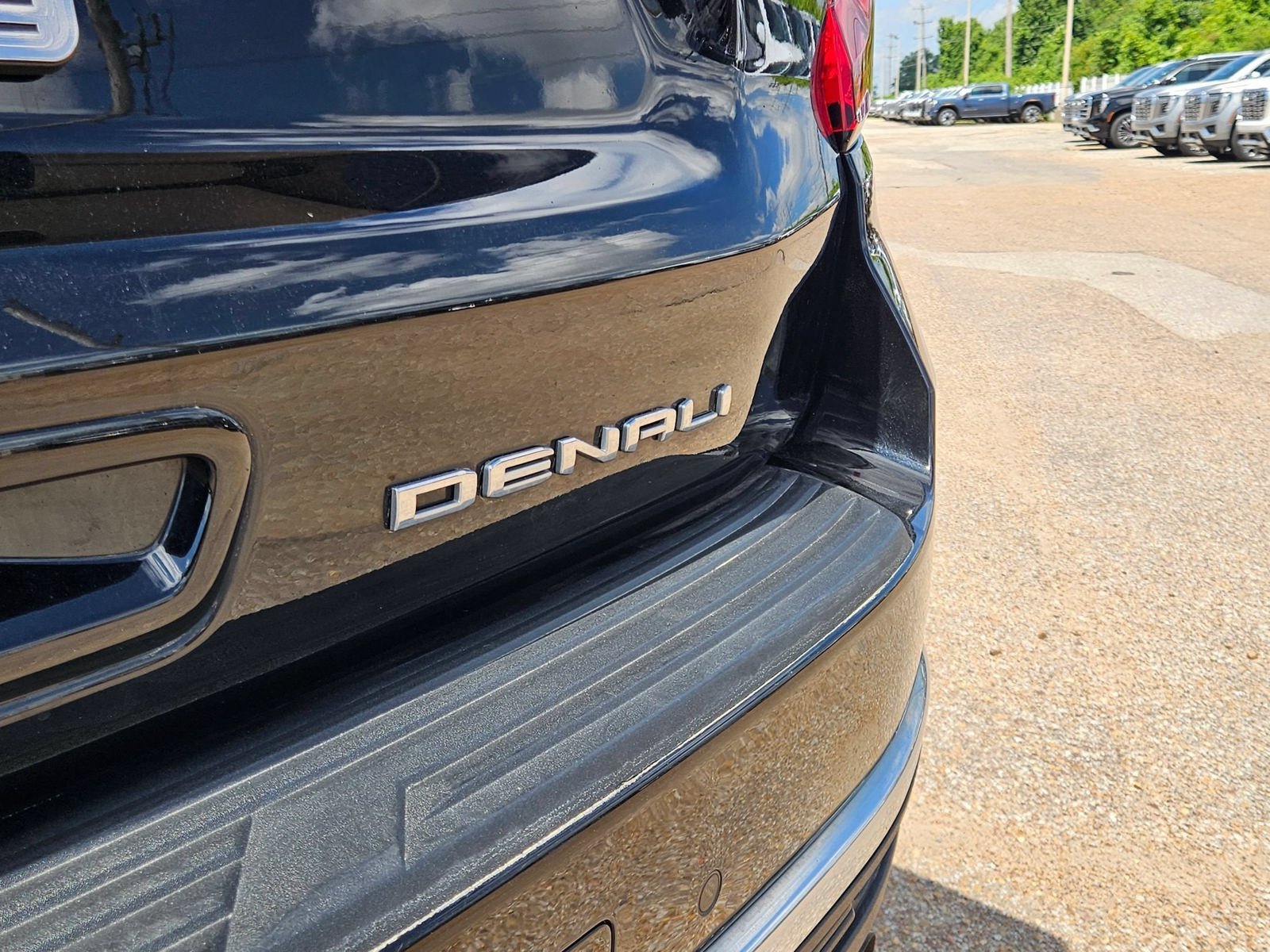 Used 2022 GMC Yukon Denali w/ Advanced Technology Package AWD/4WD image 32