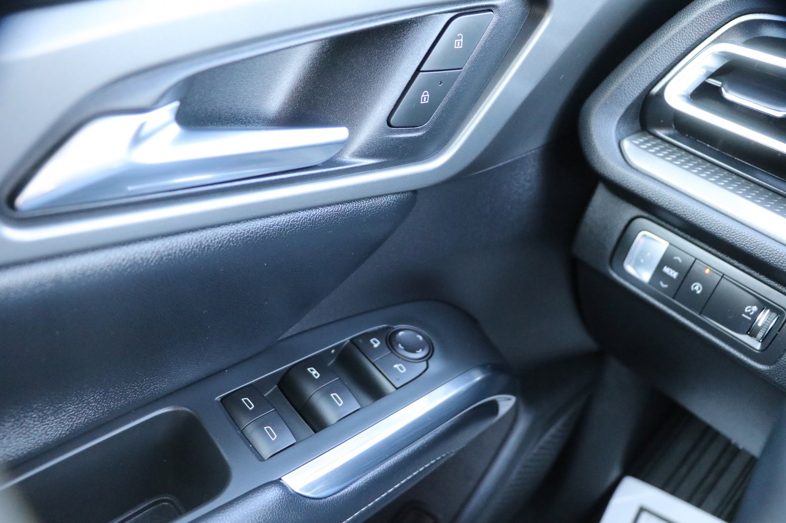 Used 2026 Chevrolet Traverse LT image 11