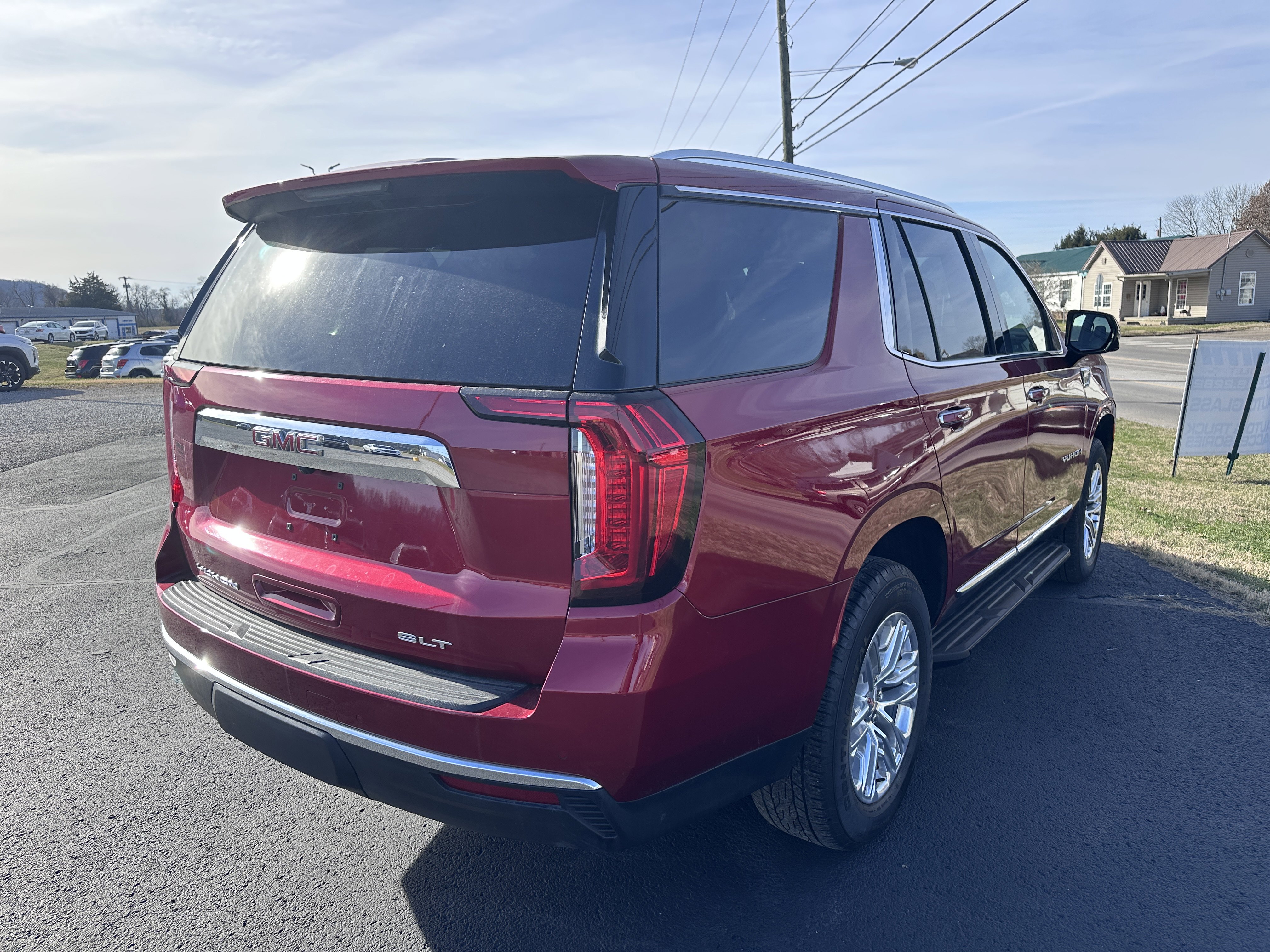 Used 2024 GMC Yukon SLT w/ SLT Luxury Package image 3