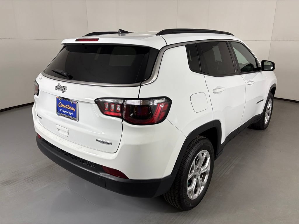 Used 2024 Jeep Compass Latitude AWD/4WD image 8