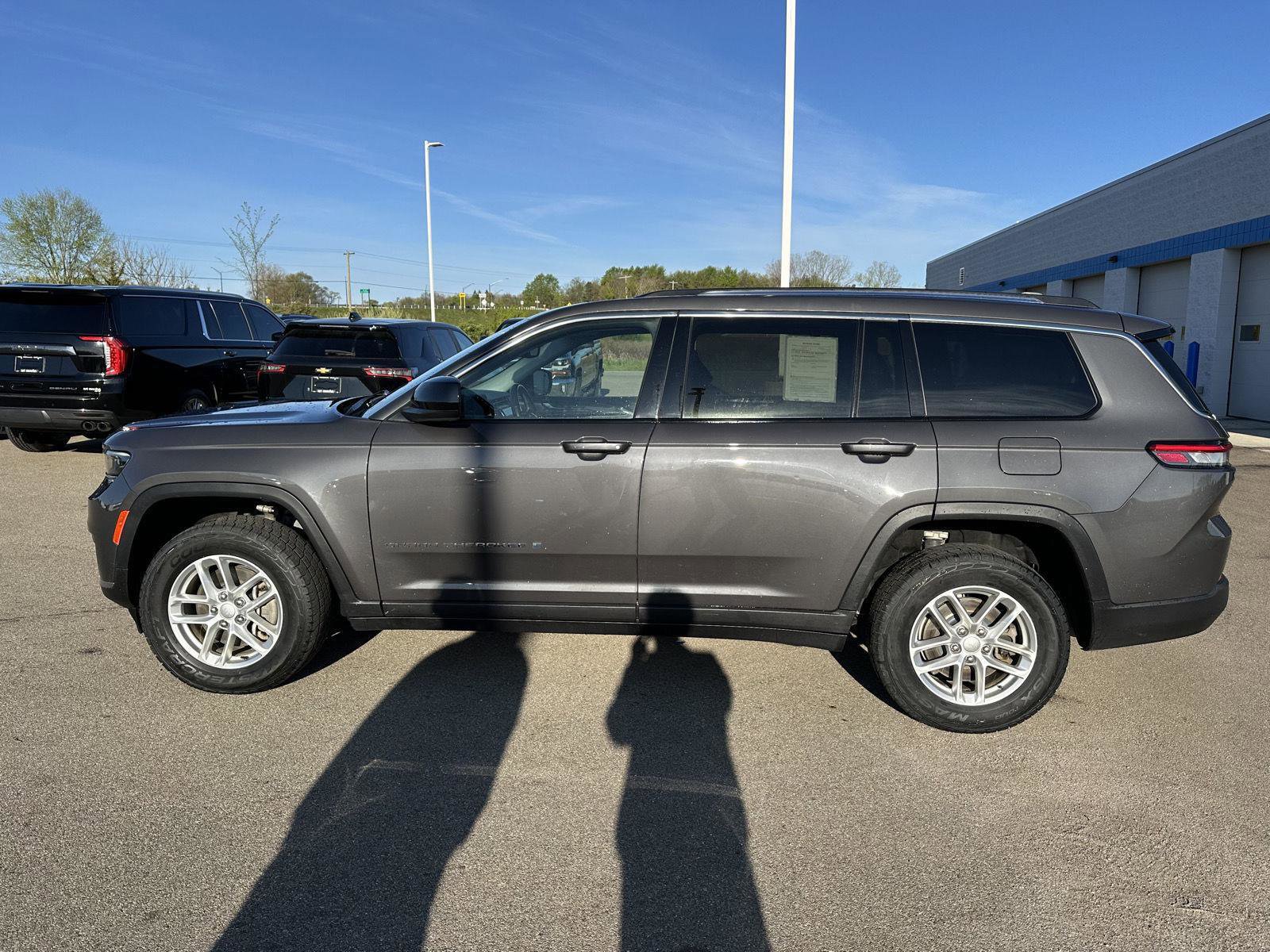 Used 2022 Jeep Grand Cherokee L Laredo w/ Luxury Tech Group I AWD/4WD image 2