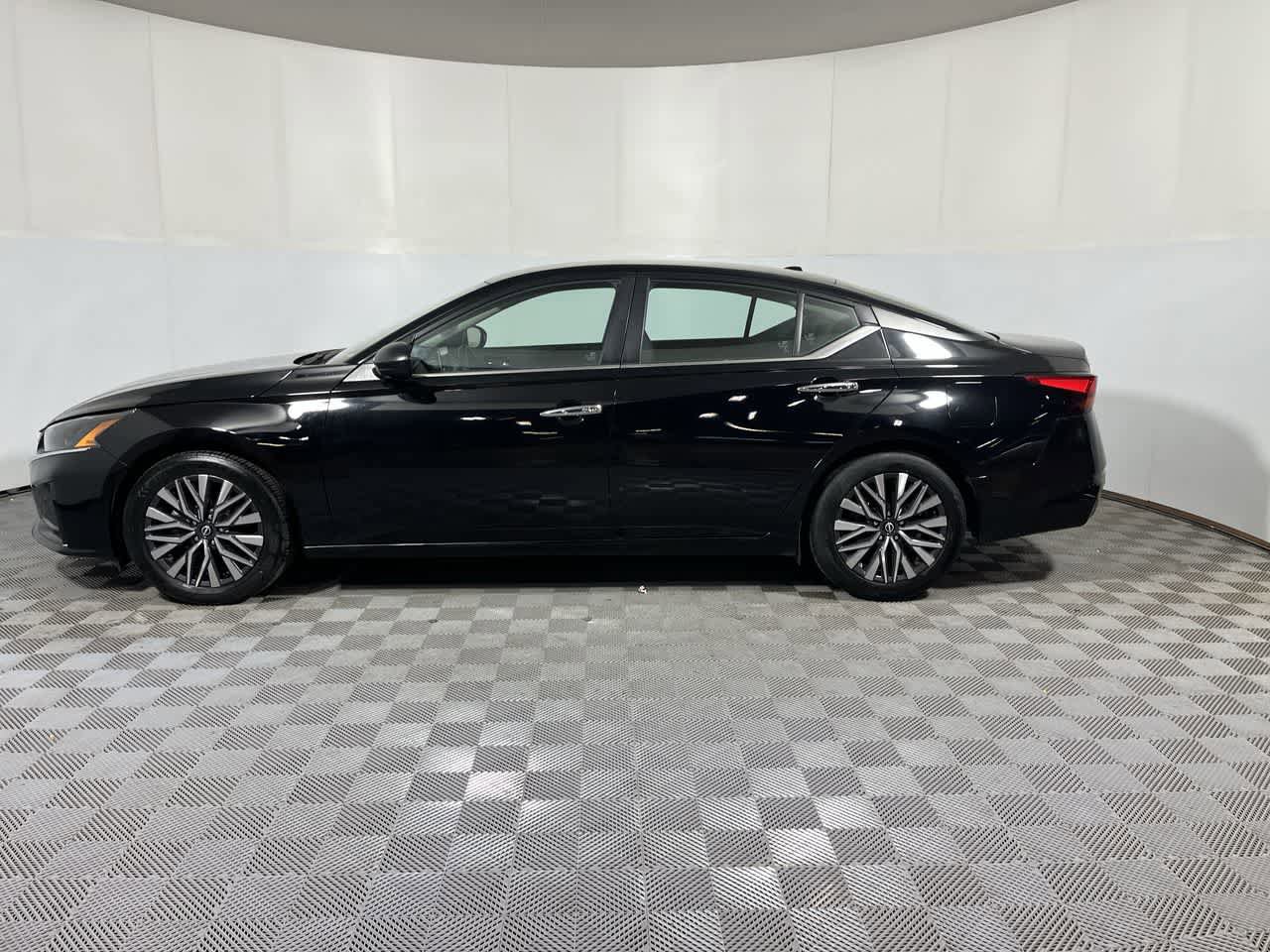 Used 2024 Nissan Altima 2.5 SV FWD image 5