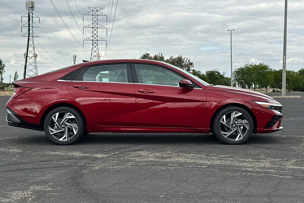 New 2025 Hyundai Elantra SEL image 3