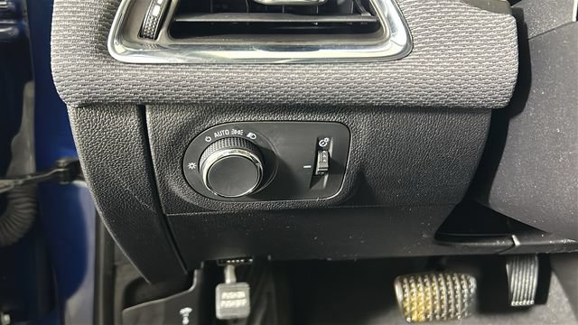 Used 2019 Chevrolet Cruze LT w/ Convenience Package FWD image 19