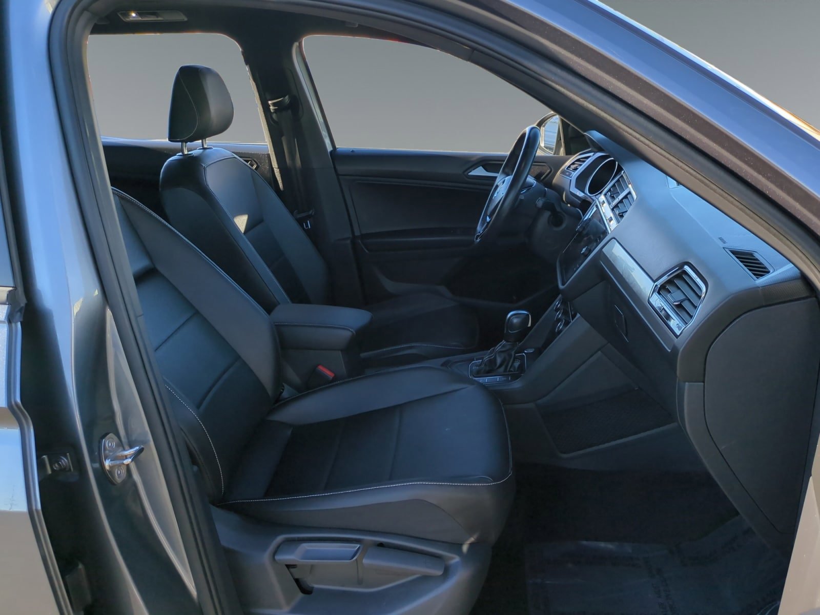 Used 2021 Volkswagen Tiguan SE R-Line image 15
