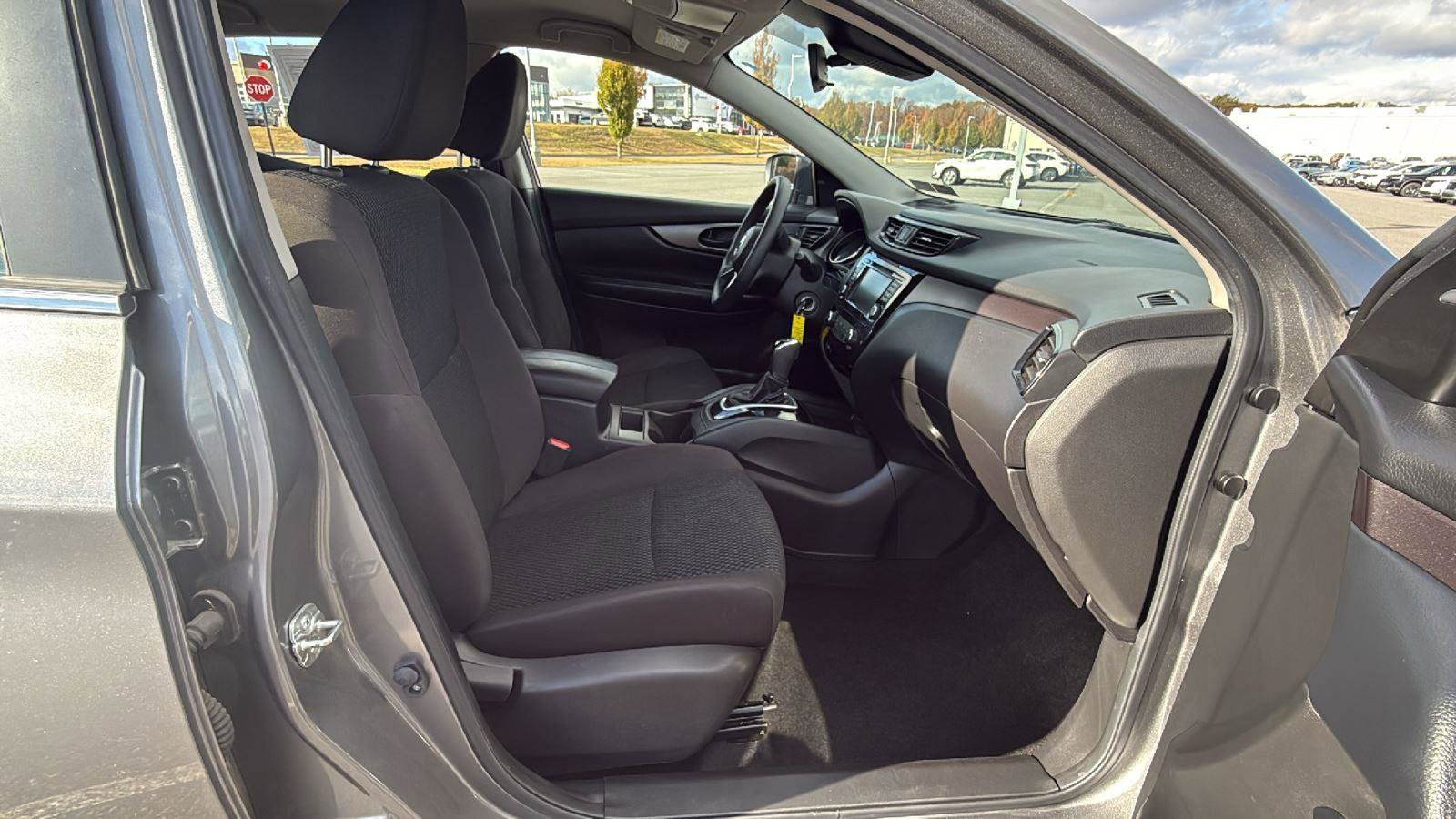 Used 2020 Nissan Rogue Sport S image 18