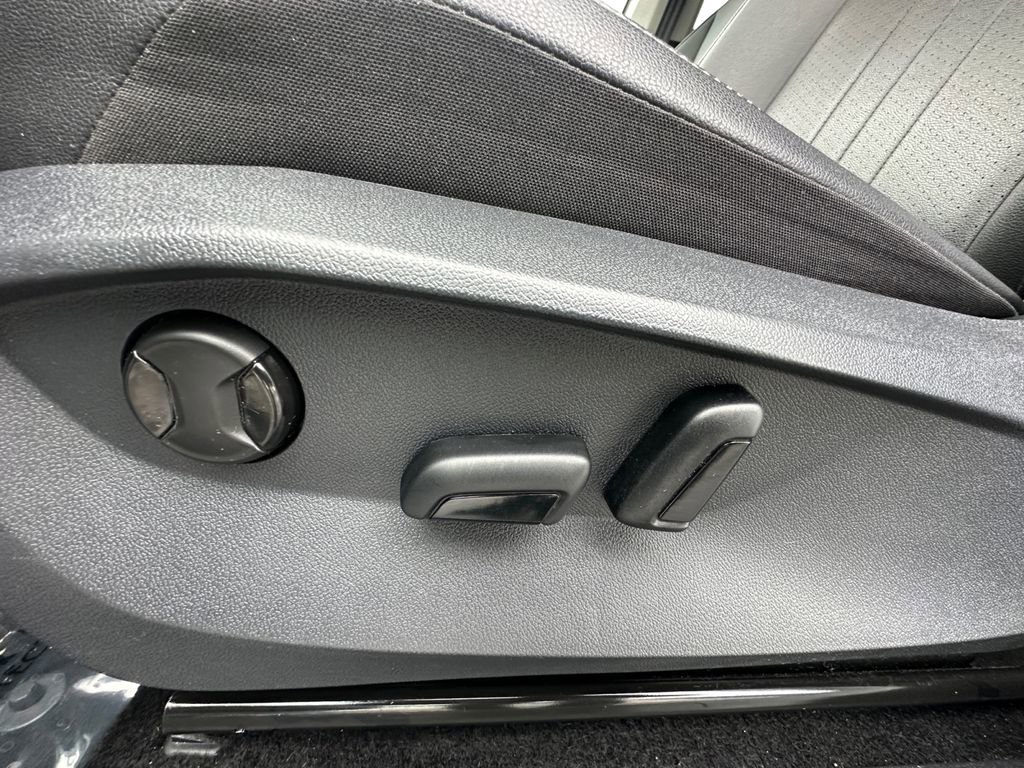 Used 2024 Volkswagen Tiguan SE image 10